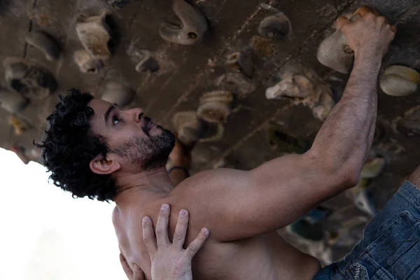 Shirless Man Doet Rotsklimmen Een Klimwand — Stockfoto