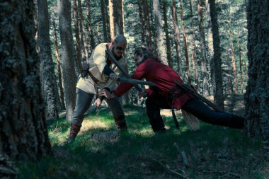 Viking kılıçlarıyla ölümüne dövüşüyor.
