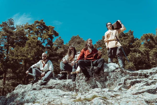 Yeni topraklar ve hazineler arayan Viking grupları.