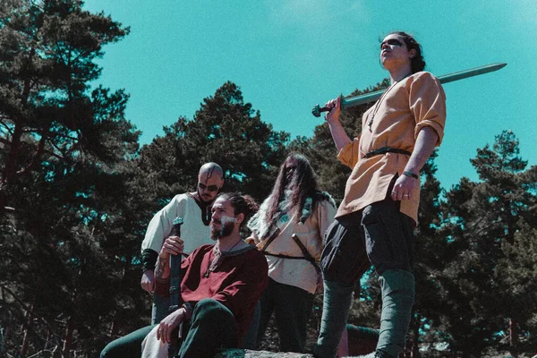 Yeni topraklar ve hazineler arayan Viking grupları.