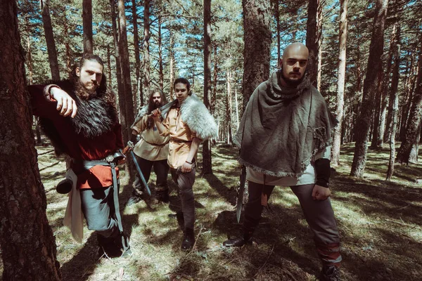 Yeni topraklar ve hazineler arayan Viking grupları.