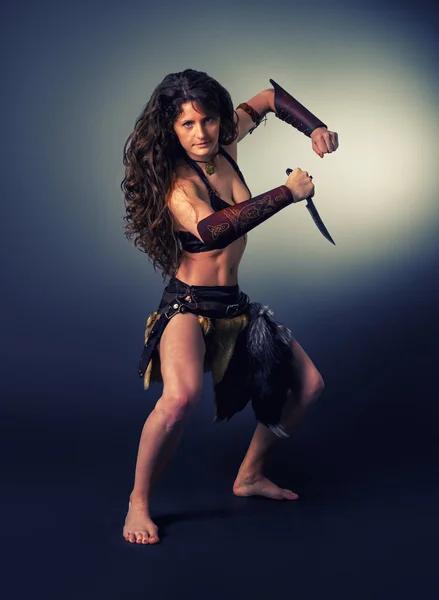 蛮族女战士。用小刀的仪式舞蹈. — 图库照片