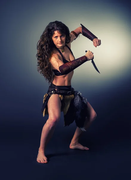 Guerrera bárbara. Danza ritual con un cuchillo . —  Fotos de Stock