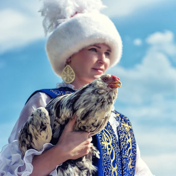 Kazašská nevěsta s kohoutem. — Stock fotografie