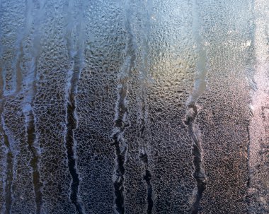 Güneş doğuyor. Frost'un üzerinde cam.