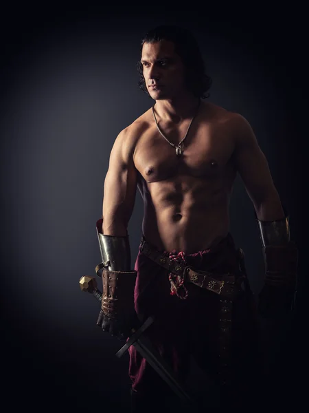 Bir kılıç ortaçağ giysileri ile yarı çıplak savaşçı — Stok fotoğraf