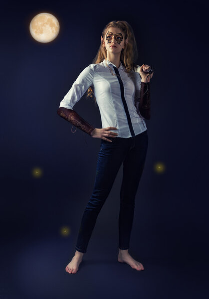 Сказочная мистическая девушка-эльф в современной одежде
