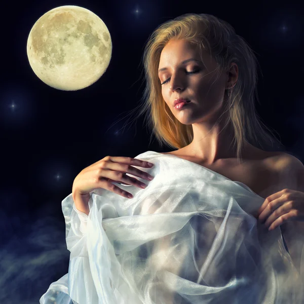 Chica en el resplandor de la luna — Foto de Stock