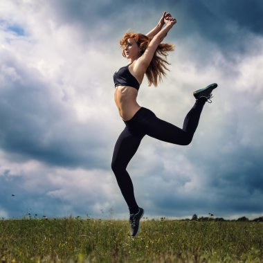 Kızıl saçlı spor kız