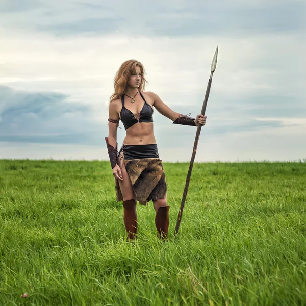 Meisje warrior in het veld. Amazon op patrouille. — Stockfoto