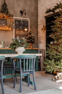Samimi iç manzaranın ayrıntıları ve Noel için süslenmiş lambalar ve Noel ağaçlarıyla dolu mutfak.