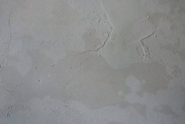 Onarım. Duvar. Duvarda nemli ve nemli gri alçı var. Malzeme dokusu oluşturuyorum. Fotoğraf.