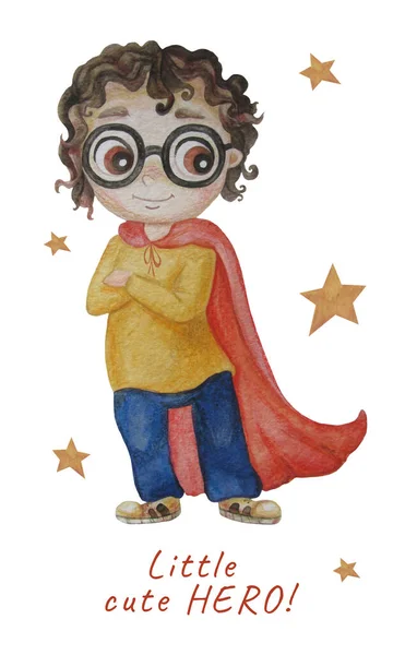 छोटा प्यारा नायक। एक लाल लंबे क्लॉक में चश्मे और घुंघराले बाल के साथ उज्ज्वल प्यारा सुपर लड़का। खड़े होकर उसकी छाती पर हाथ रखे। पानी का रंग। बच्चों का संग्रह कार्ड, डिजाइन के लिए छोटा सुपर हीरो — स्टॉक फ़ोटो, इमेज