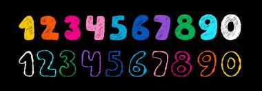 Parlak Tebeşir Numarası ayarlandı. Boya kalemi desenli ve siyah üzerine el yazısıyla yazılmış çok renkli işaretler. Tasarım için izole edilmiş el karalamaları. Vektör çizimi. Yapay zeka değil