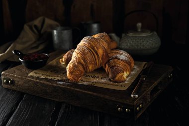 Ahududu reçelli kruvasan ve pudra şekerli.