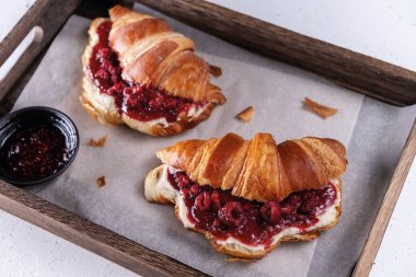 Ahududu reçelli kruvasan.