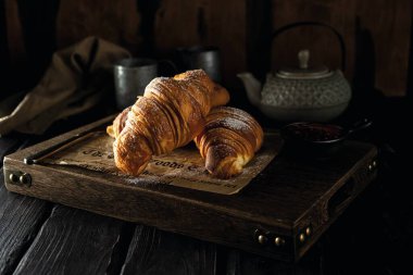 Ahududu reçelli kruvasan ve pudra şekerli.