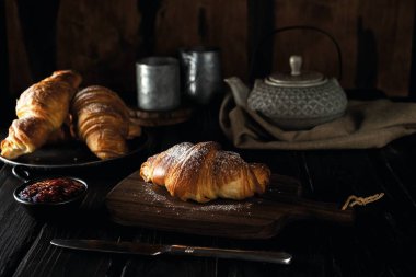 Ahududu reçelli kruvasan ve pudra şekerli.