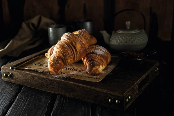 Ahududu reçelli kruvasan ve pudra şekerli.