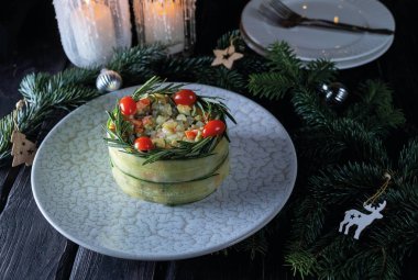 Yeni yıl salatası ahşap bir masada.