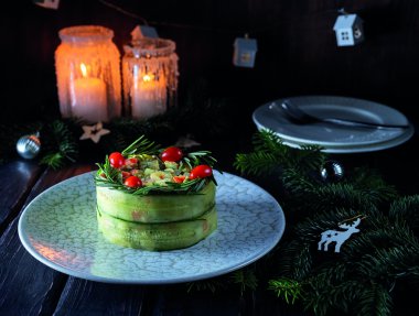 Yeni yıl salatası ahşap bir masada.