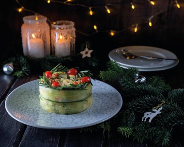 Yeni yıl salatası ahşap bir masada.