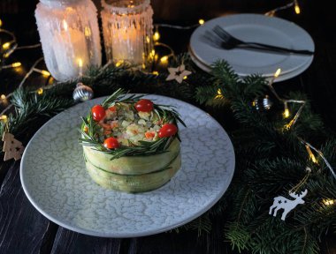 Yeni yıl salatası ahşap bir masada.