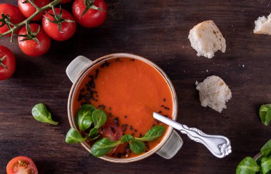 Klasik otlu domates püresi çorbası.