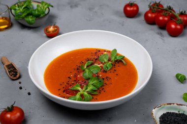 Klasik otlu domates püresi çorbası.