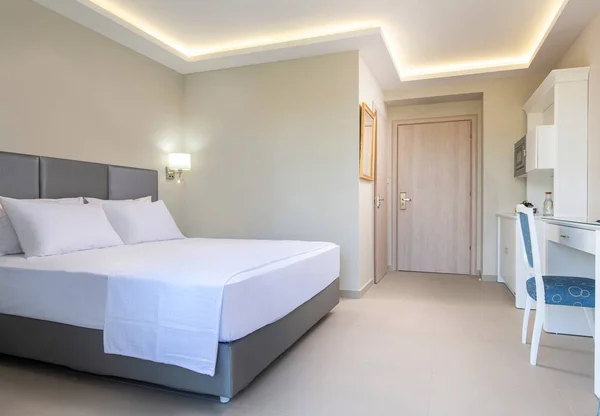 Κλασικό Στυλ Λευκό Εσωτερικό Του Ξενοδοχείου Υπνοδωμάτιο Μπάνιο Κουζίνα Ενιαίο — Φωτογραφία Αρχείου