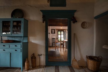 Büyük el yapımı el yapımı el yapımı aynanın ön görüntüsü ahşap retro resim çerçevesinde geleneksel köy evinin tarihi arka planında, eski bir sıva duvarında.