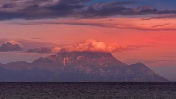 4k laps de temps de l'athos de pic de montagne avec des nuages de tempête comme fumée rouge volcan dramatique pendant la journée du lever au coucher du soleil en Grèce — Video