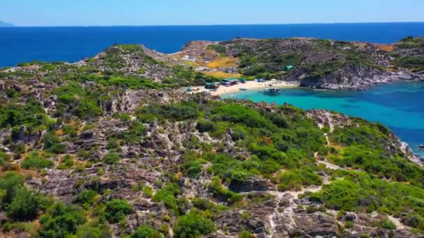 Vista aérea del dron de la costa mediterránea con agua azul clara, montañas de bosque verde, playa de arena blanca, camping turístico en la bahía de la isla en Grecia, Europa — Vídeos de Stock