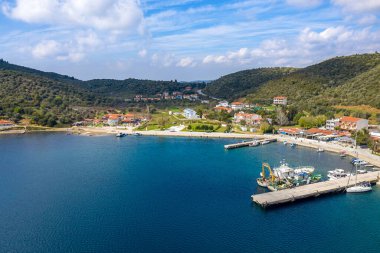 Akdeniz kıyısındaki balıkçı tekneleri için kıyısı olan Avrupa kır köyü. Yeşil ağaç dağlarındaki küçük bir tatil köyü. Yaz arkaplanı.