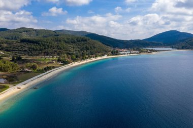 Yunanistan, Halkidiki Adası, Sithonia, Avrupa 'da yaz mevsiminde Akdeniz manzarasının en üst düzey manzarası. Açık mavi gökyüzü arkaplanı olan Sea Bay Coast Panorama