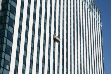 gondol gökdelen üzerinde pencere temizleyiciler ile