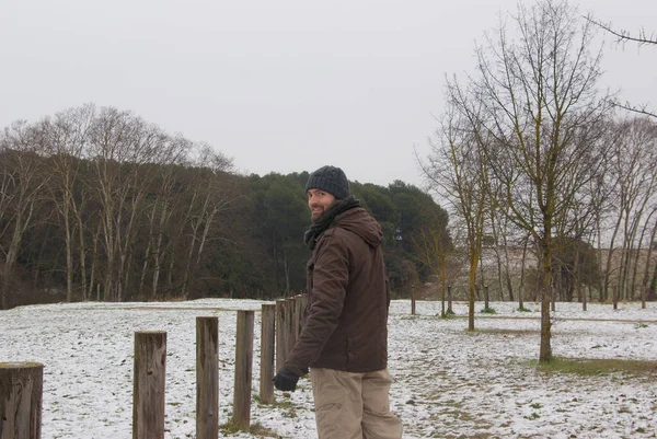 Parc Natural de Gallecs, Parets del Valles, Barcelona, İspanya 'da yün şapka takan beyaz bir adam.