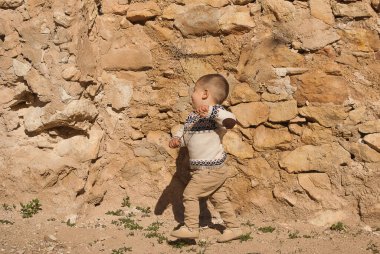 Ibi, Alicante, İspanya, 2019. Kışın başında bahçede oynayan küçük bir çocuk.