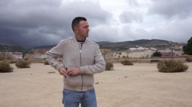 Adam yeniden kullanılabilir yüz maskesi takıyor. Yeniden kullanılabilir maskeler, KN95, FFP2 veya cerrahi maskeler gibi tek kullanımlık solunum cihazlarına ekolojik bir alternatiftir..