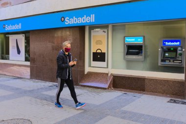 Ibi, Alicante, İspanya - 18 Kasım 2020 Sabadell 'deki bir banka şubesinin cephesi. Şu anda BBVA grubuyla bir banka birleşmesinde..