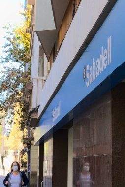 Ibi, Alicante, İspanya - 18 Kasım 2020 Sabadell 'deki bir banka şubesinin cephesi. Şu anda BBVA grubuyla bir banka birleşmesinde..