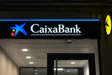 Ibi, Alicante, İspanya - 18 Kasım 2020: bir Caixabank banka şubesi cephesi. Şu anda Bankia grubuyla bir banka birleşmesinde..