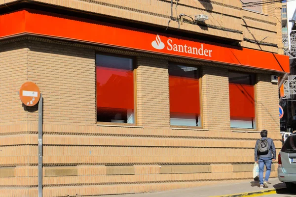 Ibi, Alicante, İspanya - 18 Kasım 2020: Santander 'deki bir banka şubesinin cephesi.