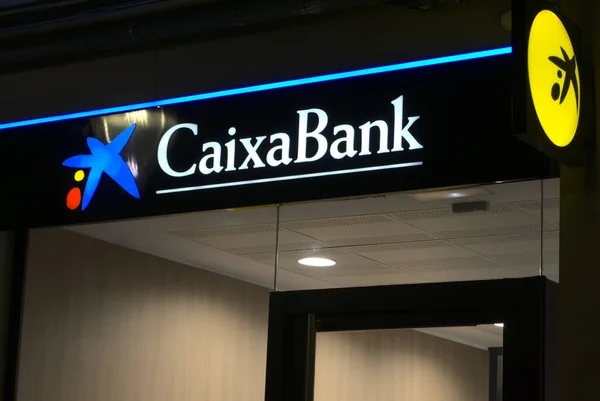 Ibi, Alicante, İspanya - 18 Kasım 2020: bir Caixabank banka şubesi cephesi. Şu anda Bankia grubuyla bir banka birleşmesinde..