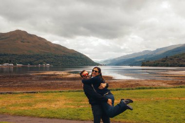 Spor kıyafetleri içindeki genç çift Sevgililer Günü 'nün tadını çıkarıyor..
