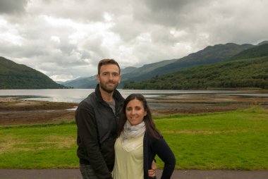 Spor kıyafetleri içindeki genç çift Sevgililer Günü 'nün tadını çıkarıyor..