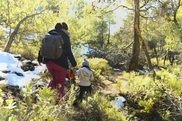 Madre Hijo Caminando Campo — Foto de Stock