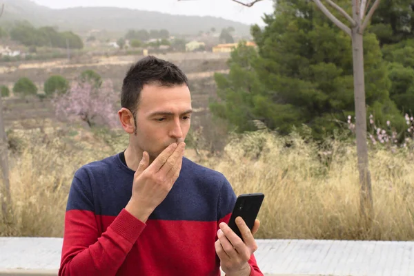 Orta yaşlı bir adam video konferansında sevgisini gösteriyor. Kavram: salgın zamanında güvenlik mesafesi.