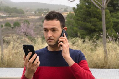 Orta yaşlı bir adam video konferansında sevgisini gösteriyor. Kavram: salgın zamanında güvenlik mesafesi.