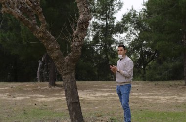 Akıllı telefon kullanan endişeli bir genç. Kavram: Sosyal medya bağımlılığı.